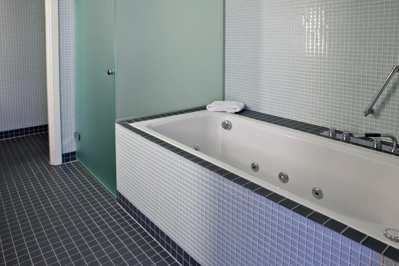 Junior Suite King Bed Whirlpool Balcony or Non-Smoking