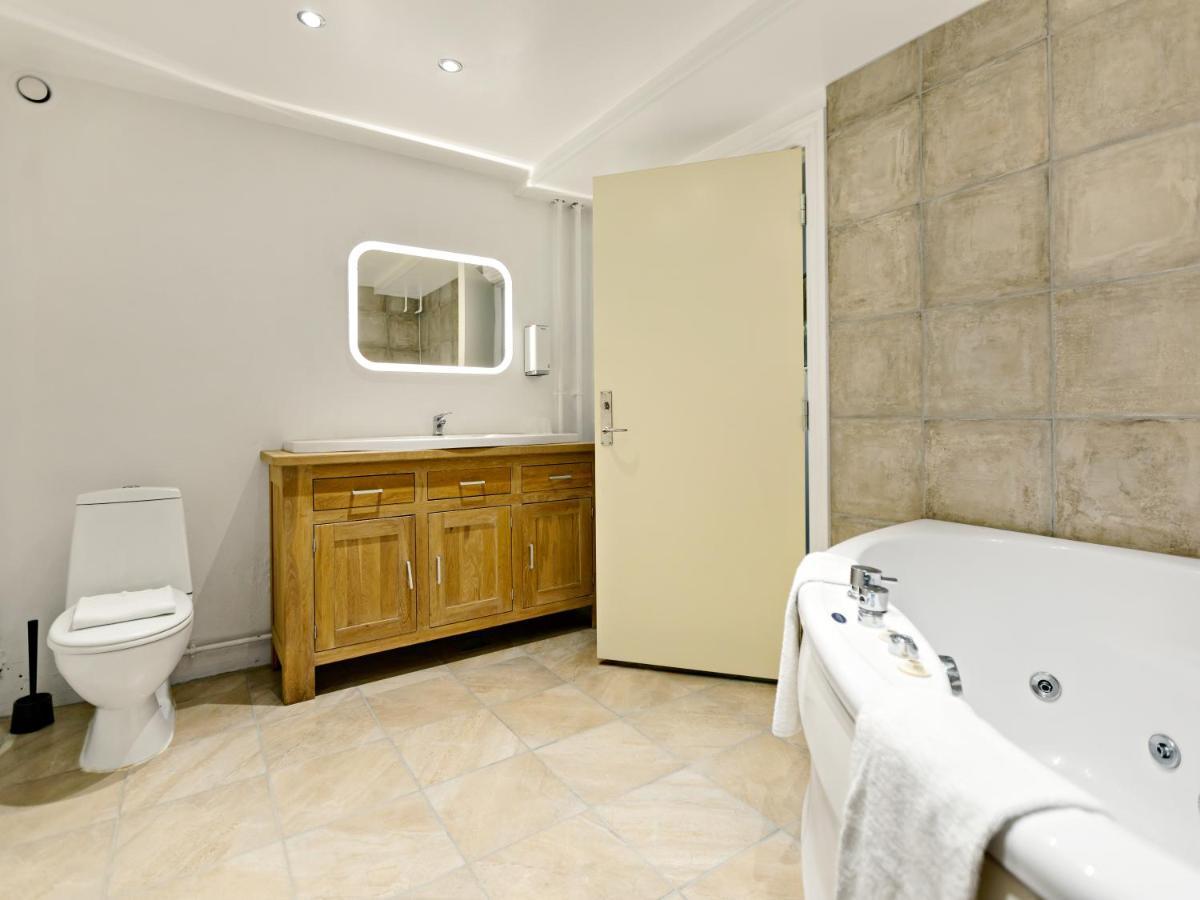 Deluxe Suite with Spa Bath