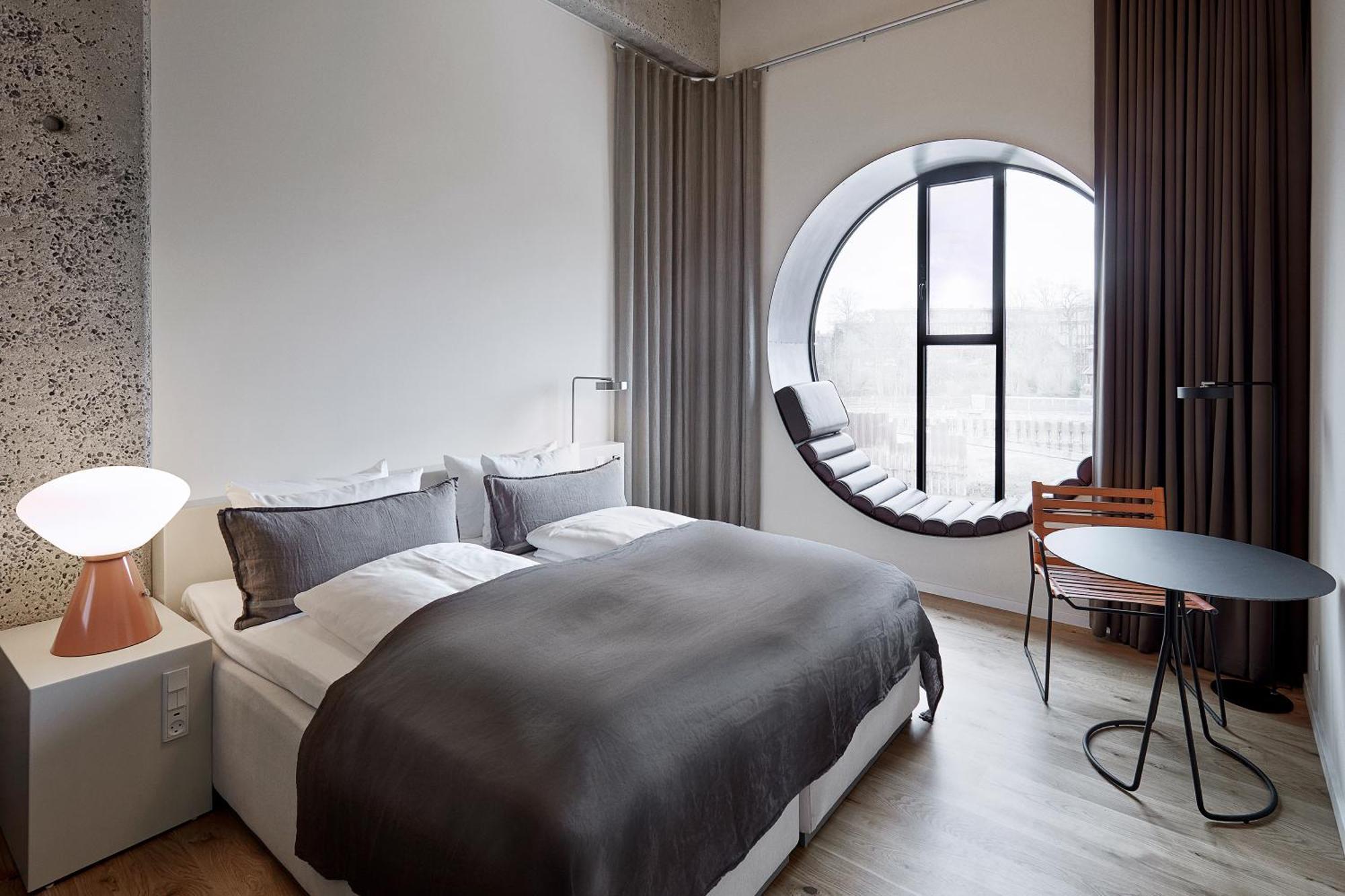 Deluxe Double Room With Round Window,1589302406:JPEG