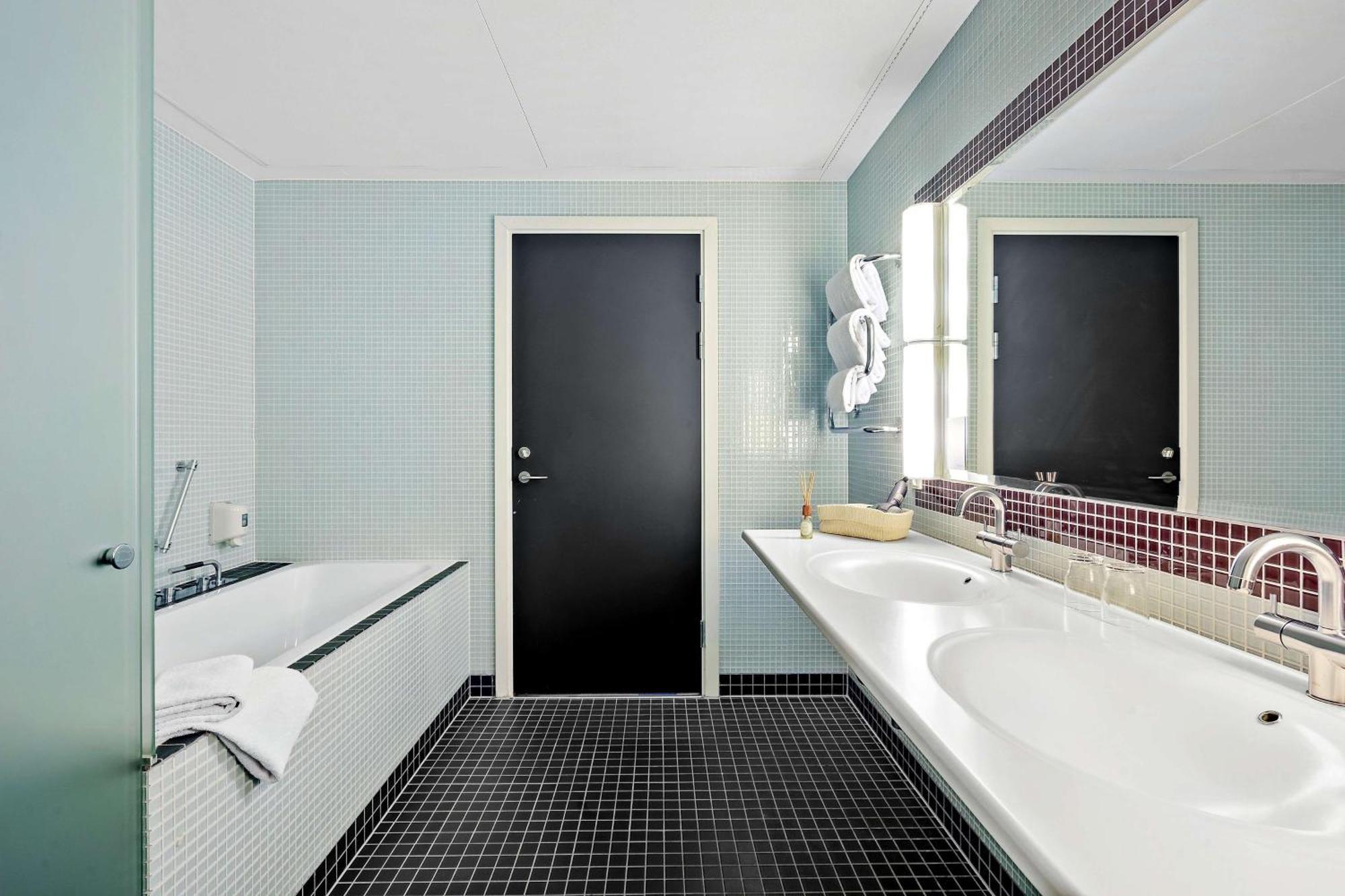 Junior Suite King Bed Whirlpool Balcony or Non-Smoking