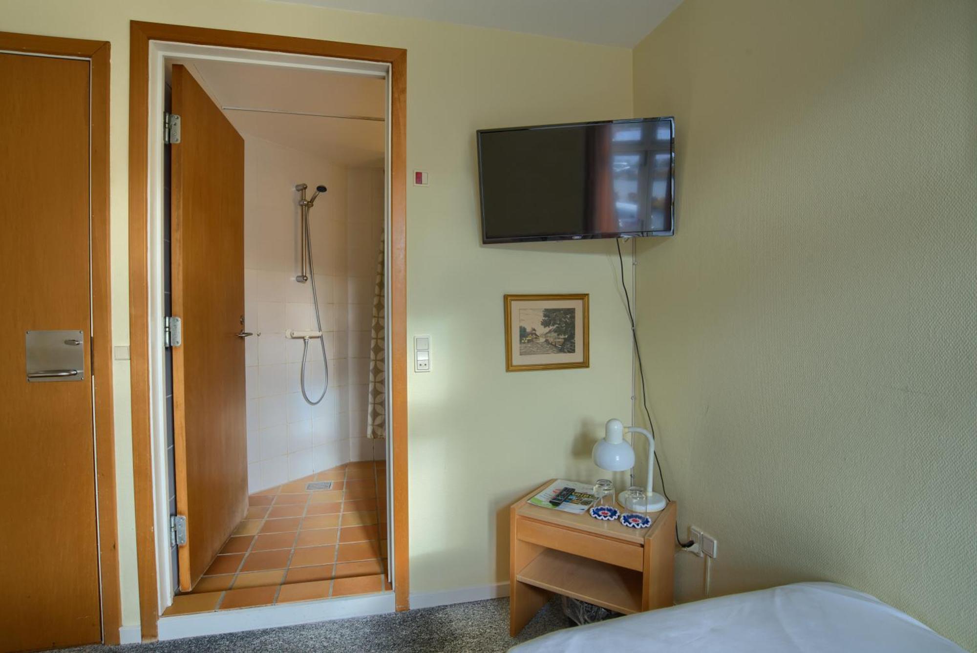 Single Room Bathroom,1404714650:JPEG