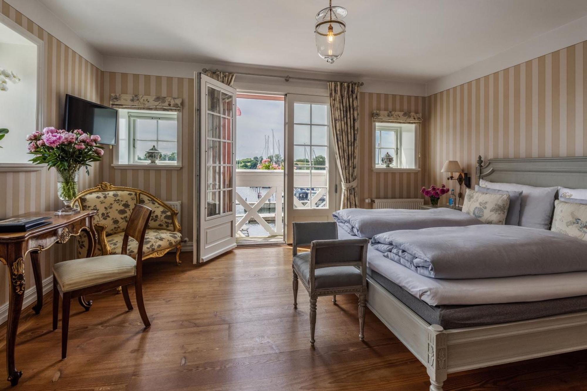 Suite met Kingsize Bed en Uitzicht op Zee