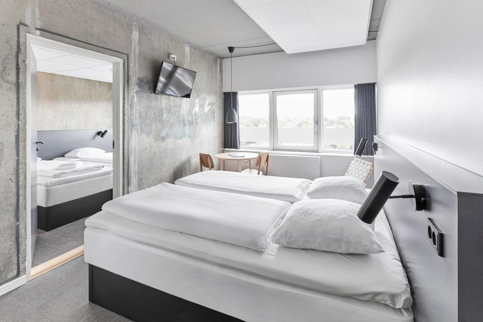 Larger Family Room,1643755257:JPEG