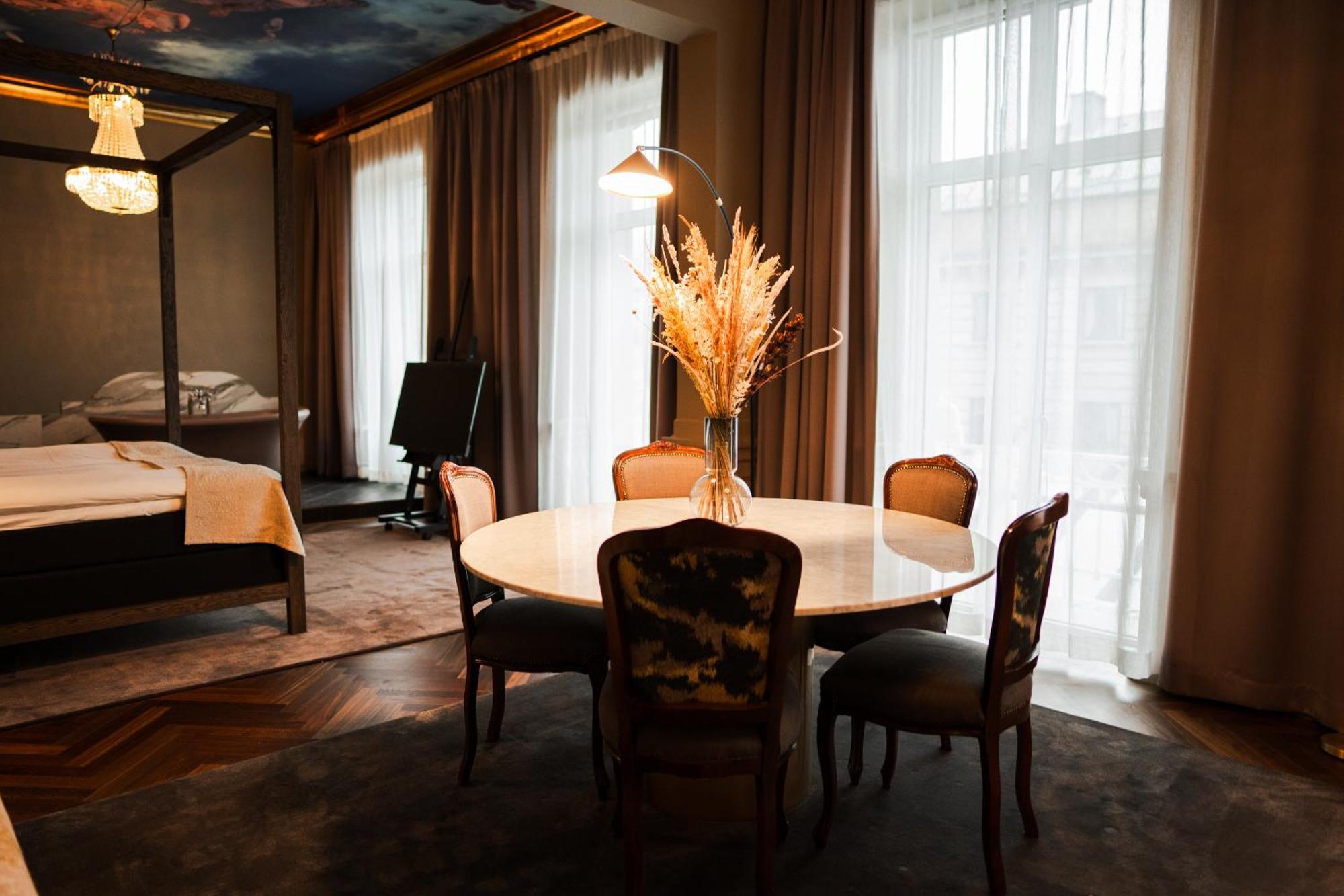 Rosen Suite