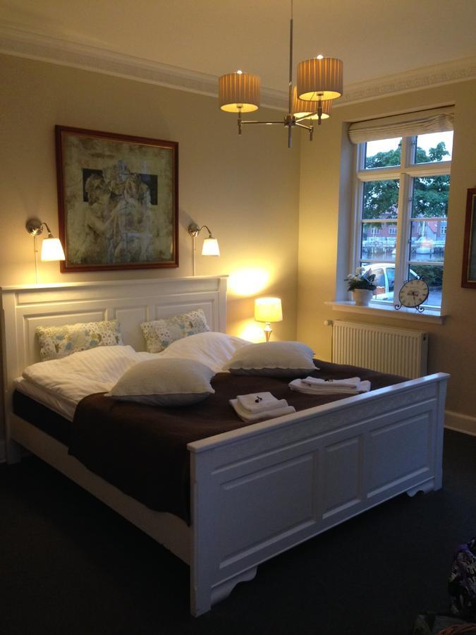 Habitación Doble Deluxe con cama supletoria y baño compartido