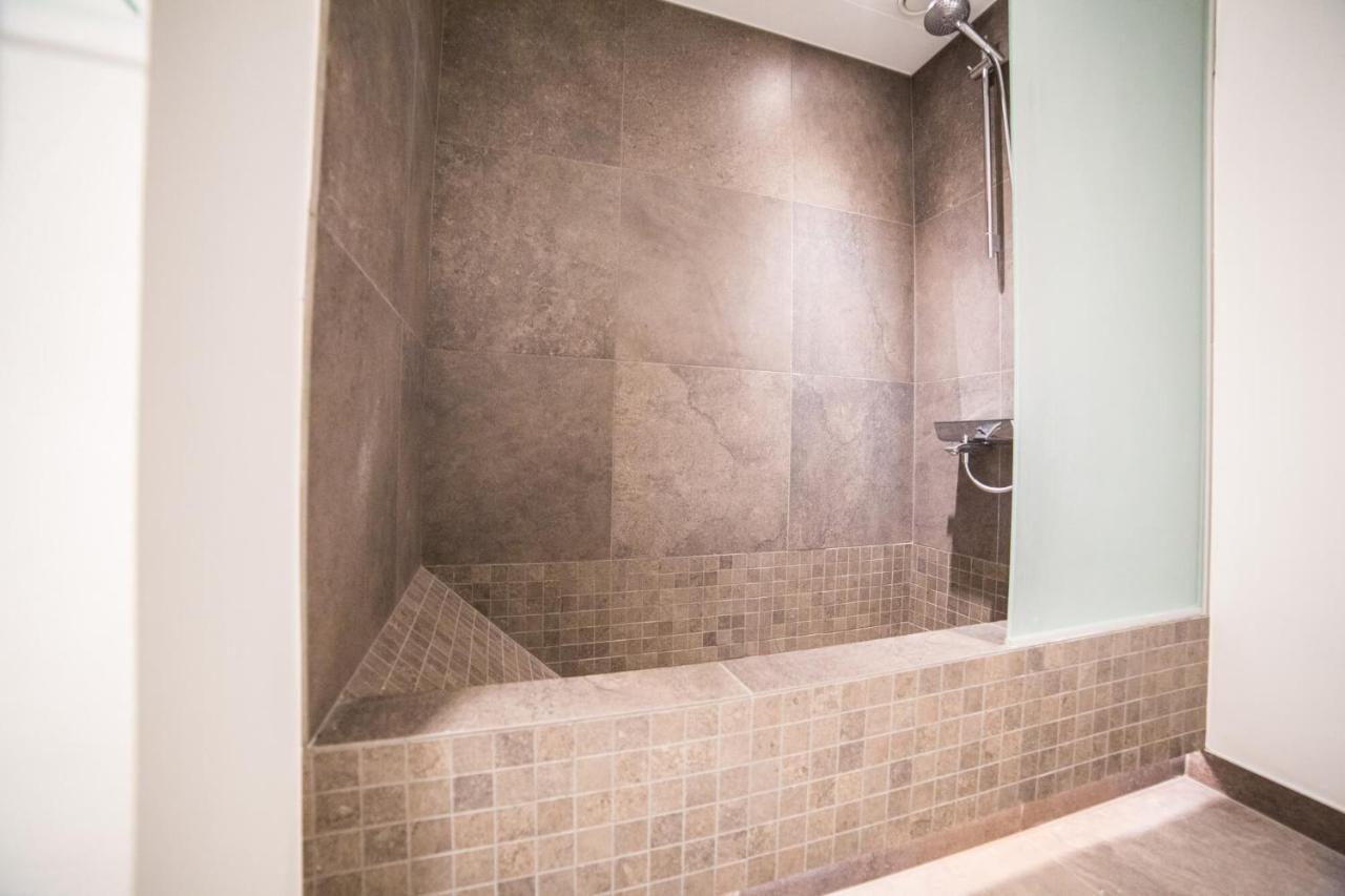 Suite,775521109:JPEG