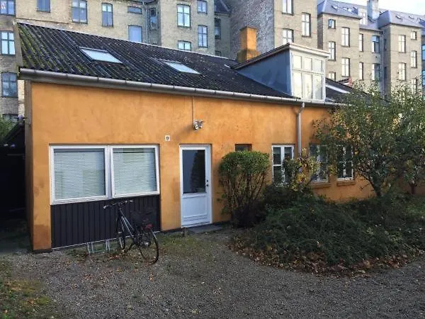Rooms In Quiet Yellow Courtyard Apartment-1