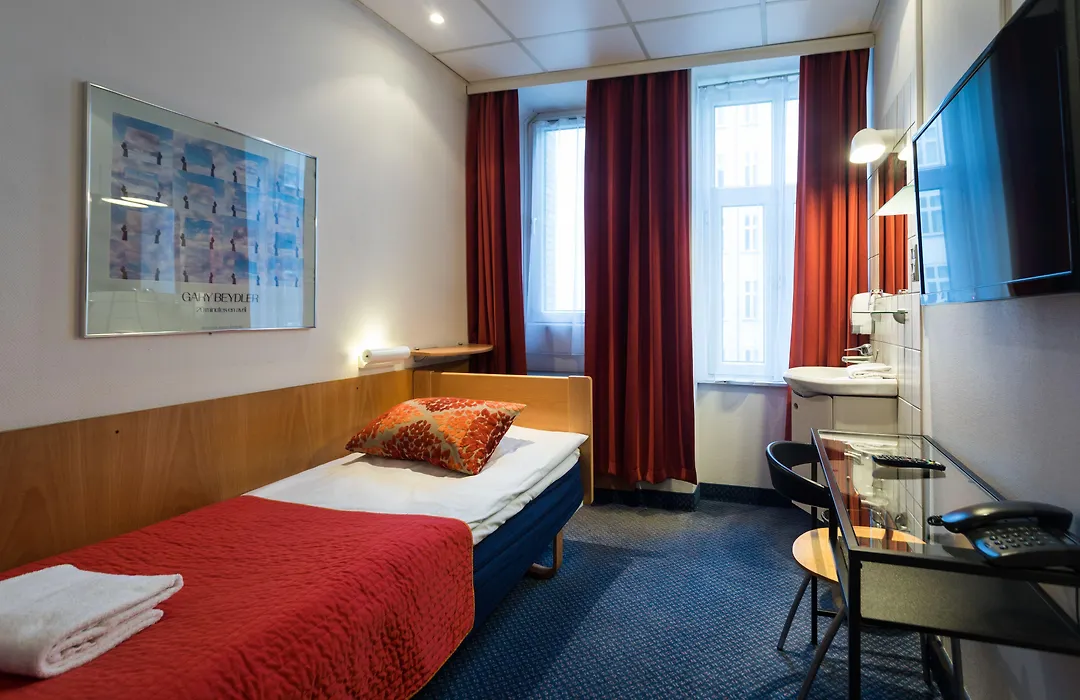 Go Hotel Saga-1