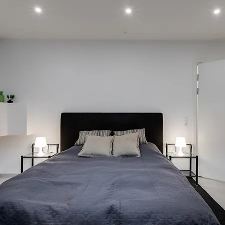Cozy Private Basement Room With Workplace-3