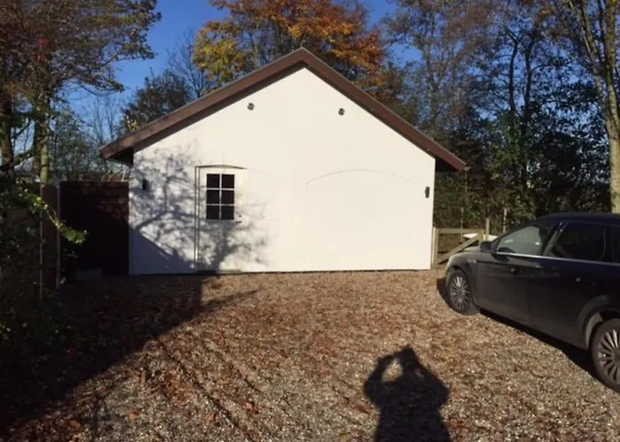 Idyllisk Anneks, Hvor Lejer Har Eget Hus.