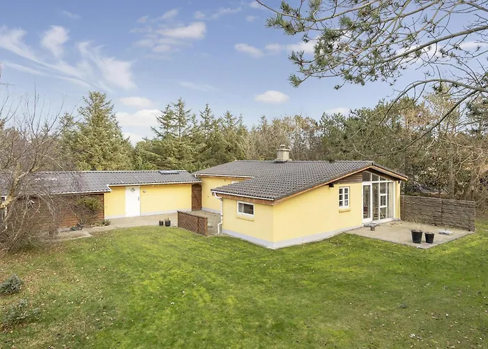 Beautiful Home In Blavand With Wifi