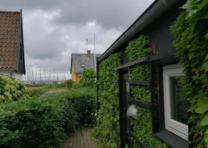 Minihus Til Havn, Strand, Vand Og By I Gilleleje