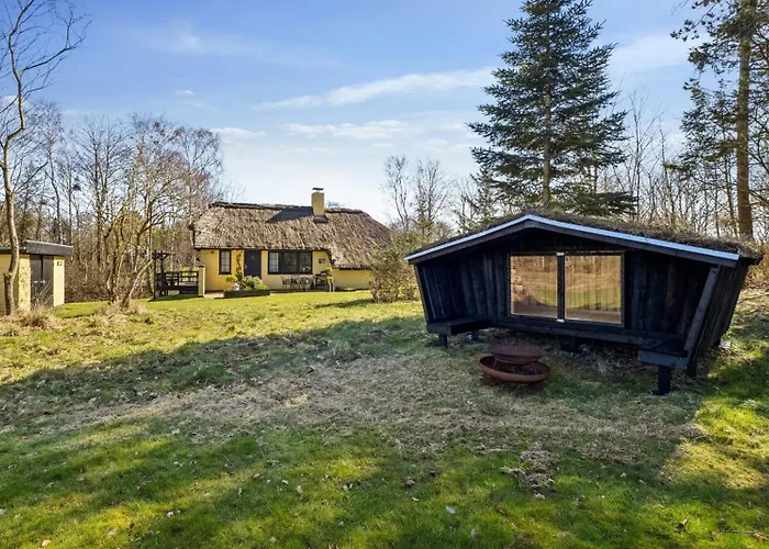 Astrup Vig Hideaway, Thatched Cottage With Shelter & Serenity
