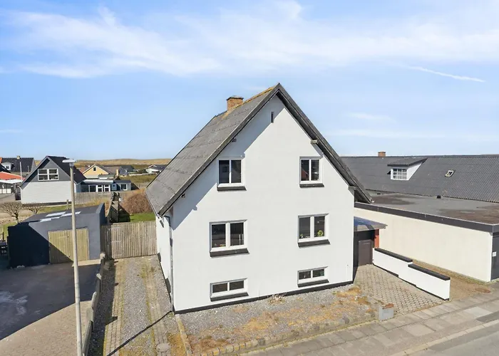 Lovely Holiday Home Close To The Water