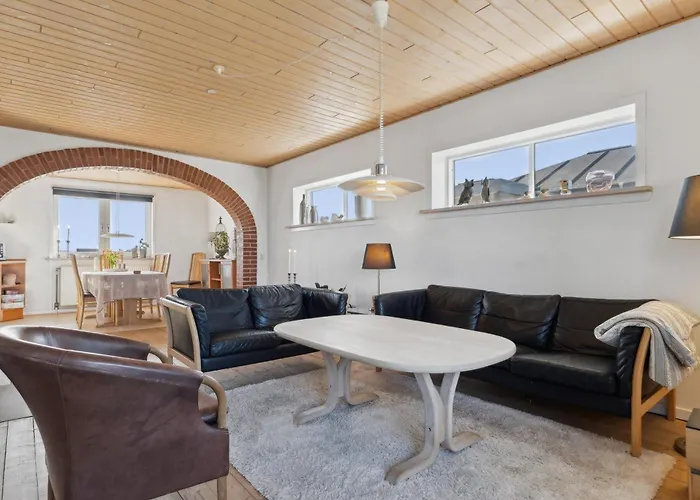 Lovely Holiday Home Close To The Water