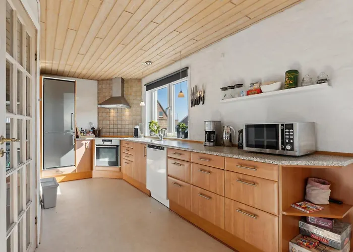 Lovely Holiday Home Close To The Water