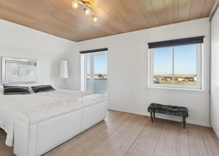 Lovely Holiday Home Close To The Water